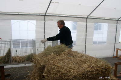 12.10.2007: Die Kfige werden aufgestellt.