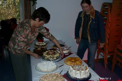 02.12.2006: Die Kuchentheke bestckt ...
