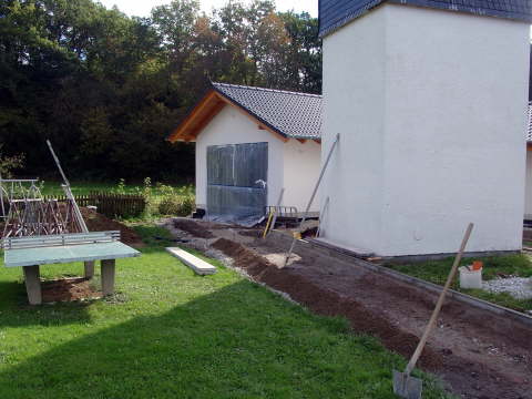 05.10.2010: Auch die Randsteine fr den Gehweg 