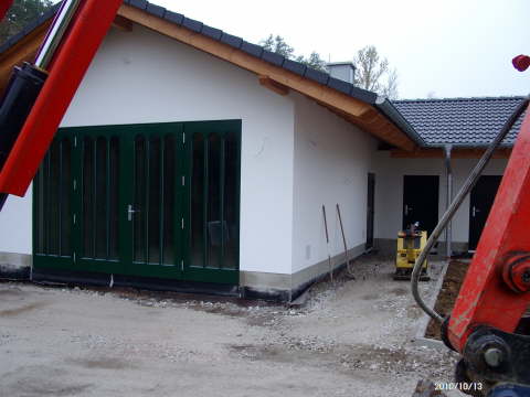 13.10.2010: Die Wege werden mit einem verdichteten Filterbett 