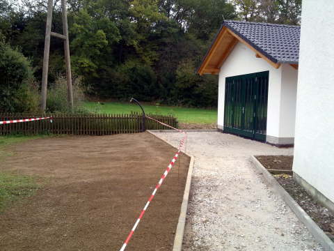 22.10.2010: Auch der Wiesenstreifen zum Spielplatz