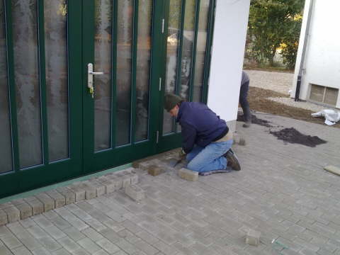 23.10.2010: Die Arbeit geht den fleiigen Helfern